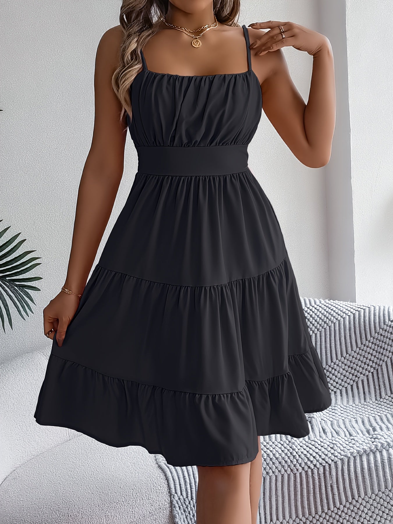 Letnia sukienka damska na cienkich ramiączkach z falbankami – idealna na wakacje i czas wolny