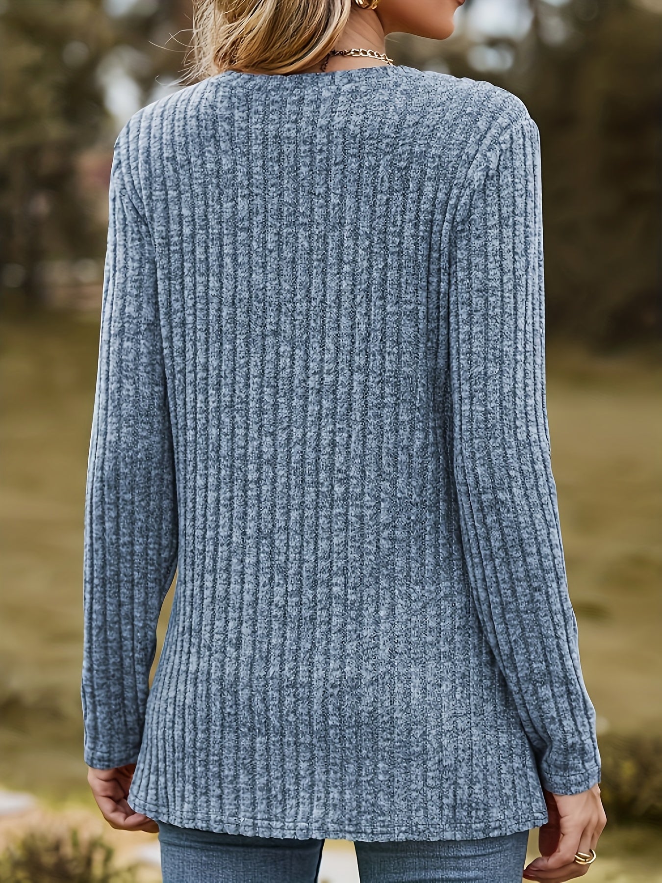 Langærmet dameshirt med rund hals og hjerteapplikation