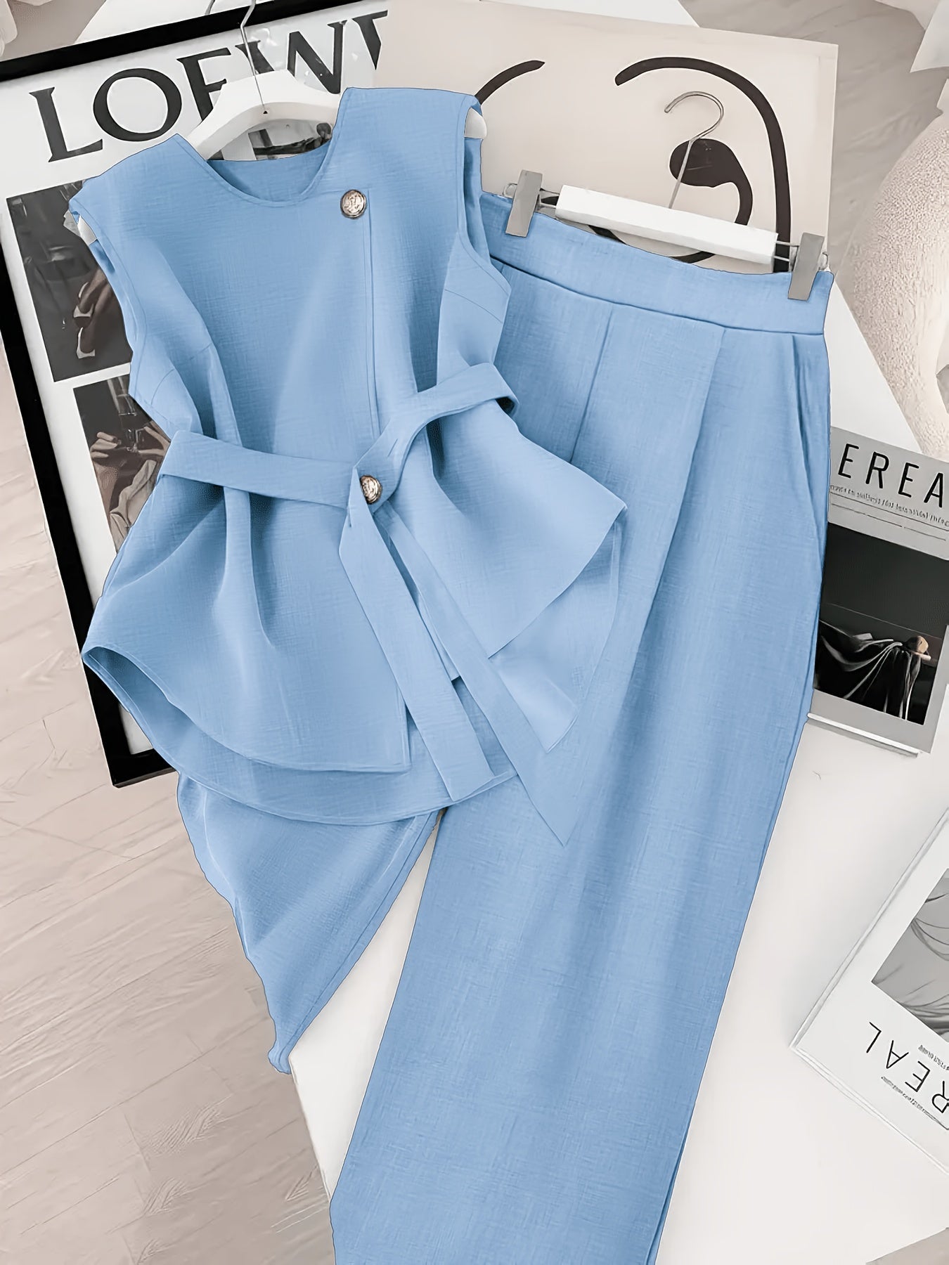 Conjunto de dos piezas para mujer – Elegante atuendo de negocios con blusa asimétrica y pantalones anchos – Moderno y estilizado para oficina y eventos