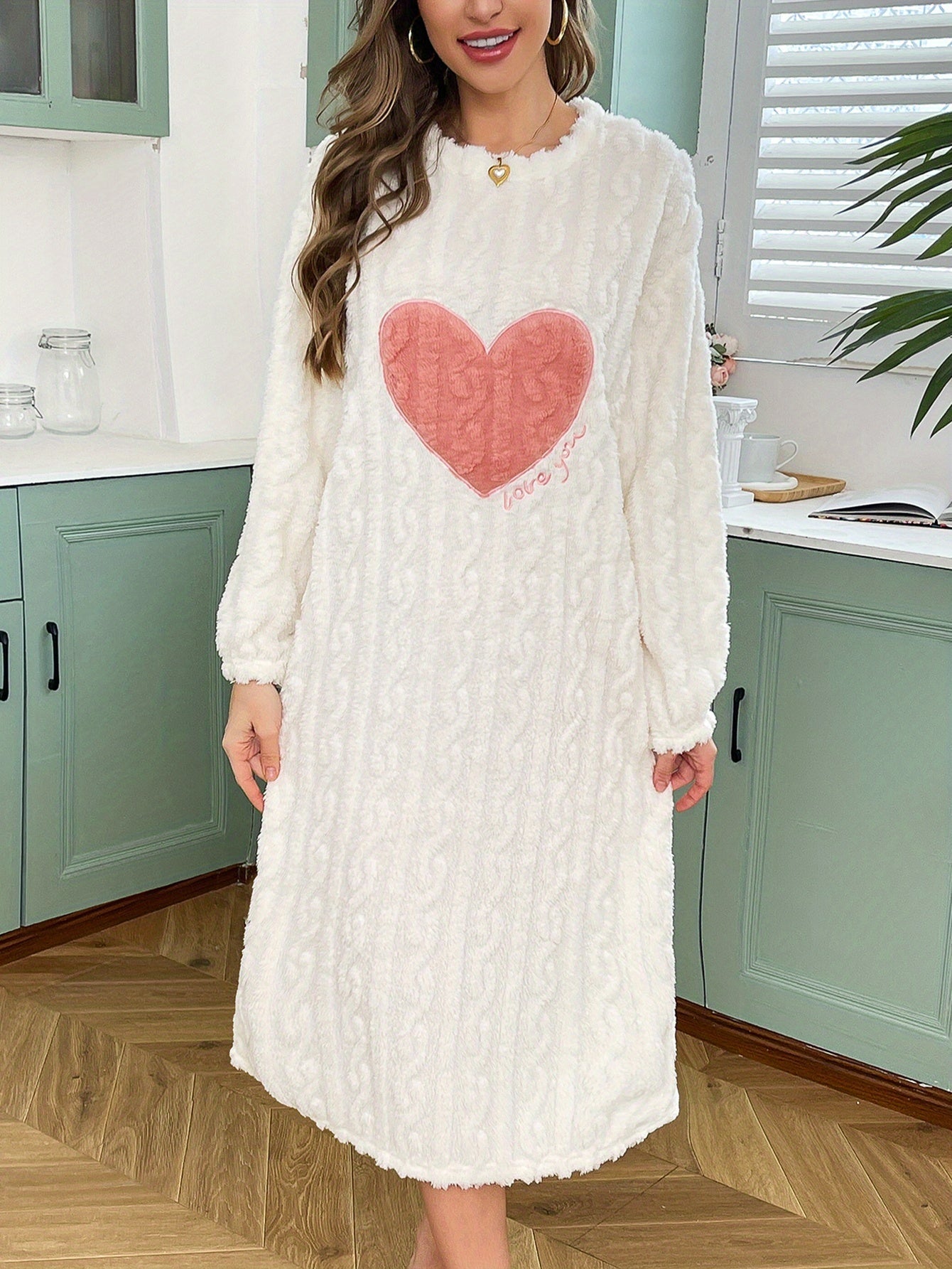 Damesnachtkleed van zachte fleece met hartjespatroon, lange mouwen, wit