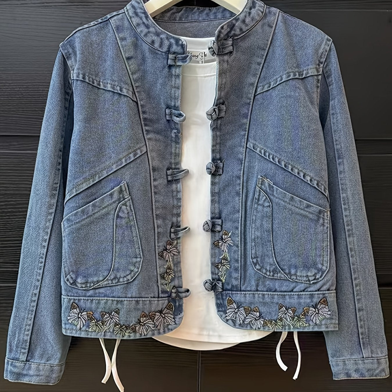 Lyseblå denimjakke til damer med broderede sommerfugle, ståkrave og kort snit