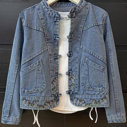 Lyseblå denimjakke til damer med broderede sommerfugle, ståkrave og kort snit