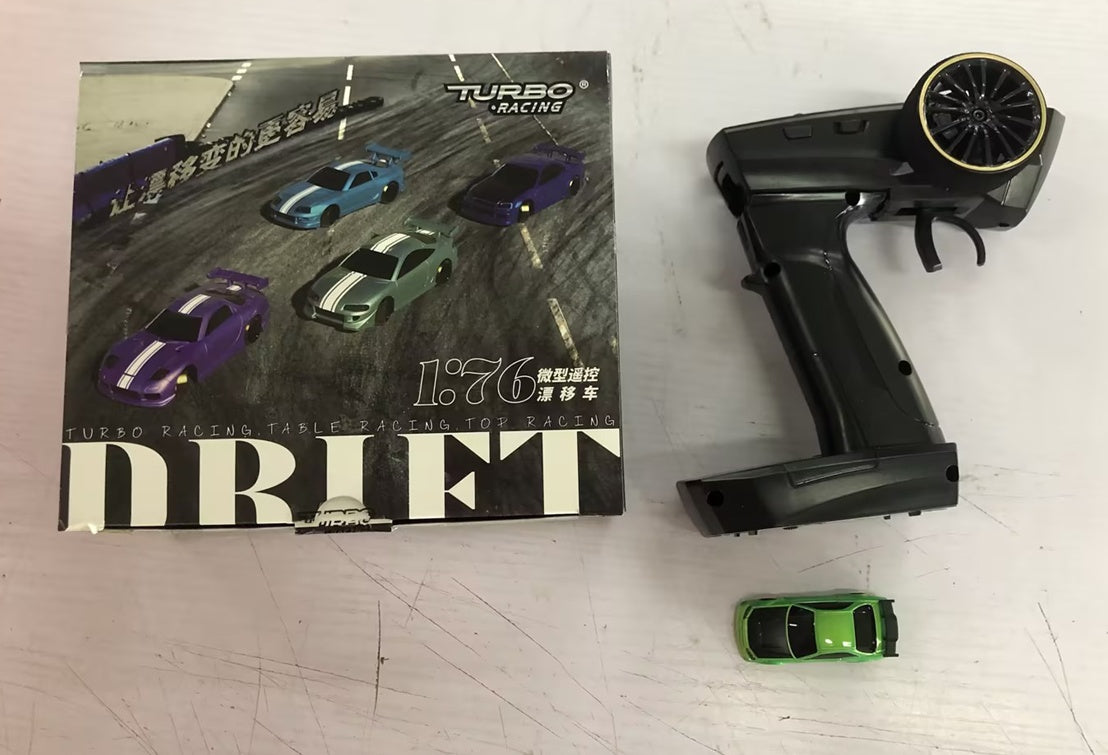 1:76 RC driftbil C64 – turbo racermodelbil til drenge fra 14 år, fjernstyret driftbil med gyro og LED-forlygter
