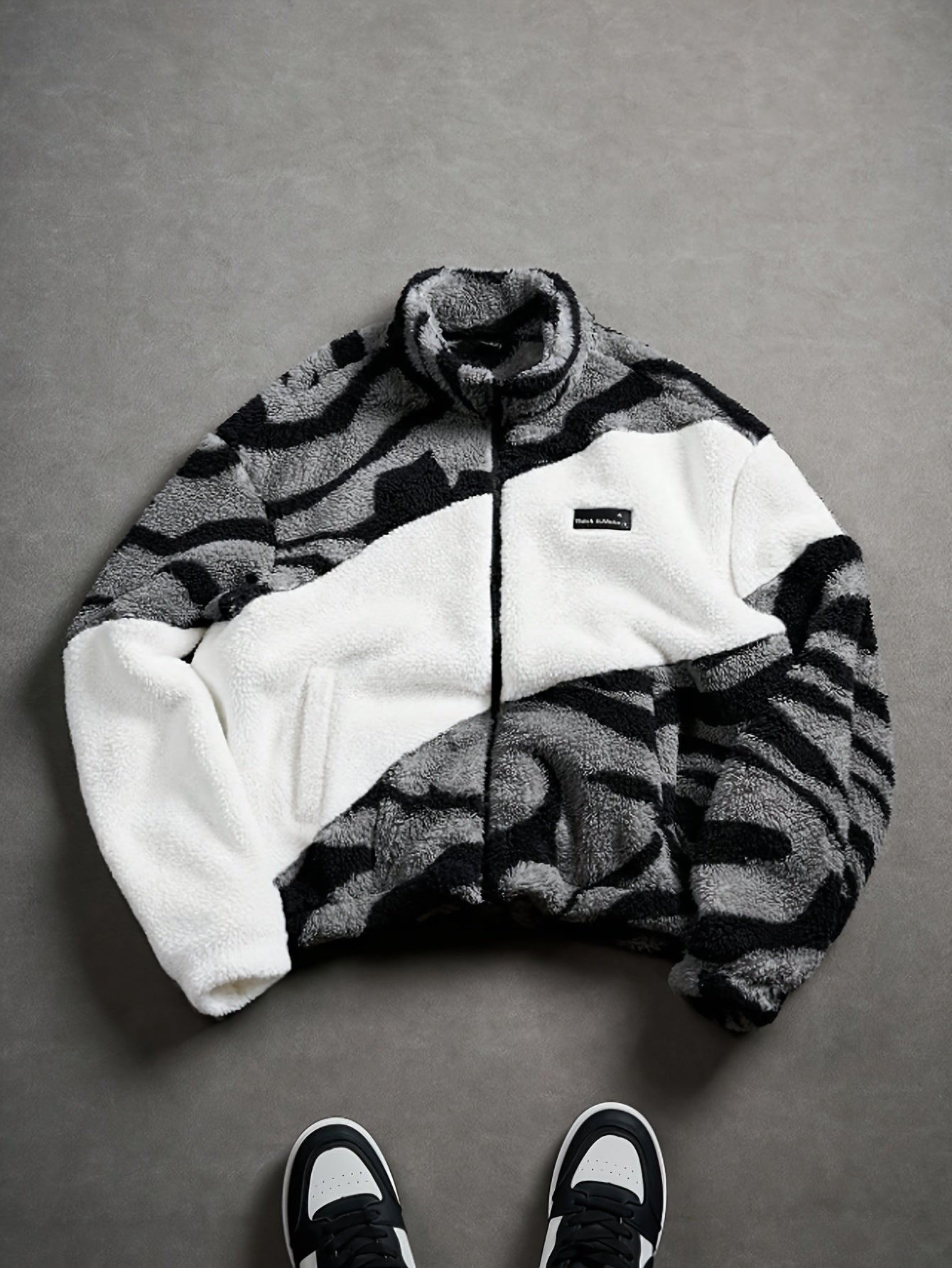 Chaqueta unisex de forro polar de peluche con estampado de cebra y cuello alto