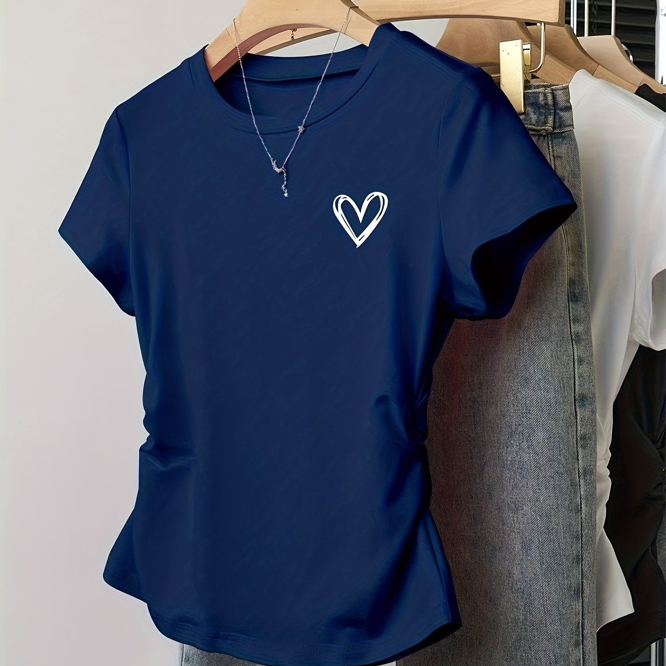 Camiseta para mujer con estampado de corazón y corte moderno – Ideal para día a día y ocio