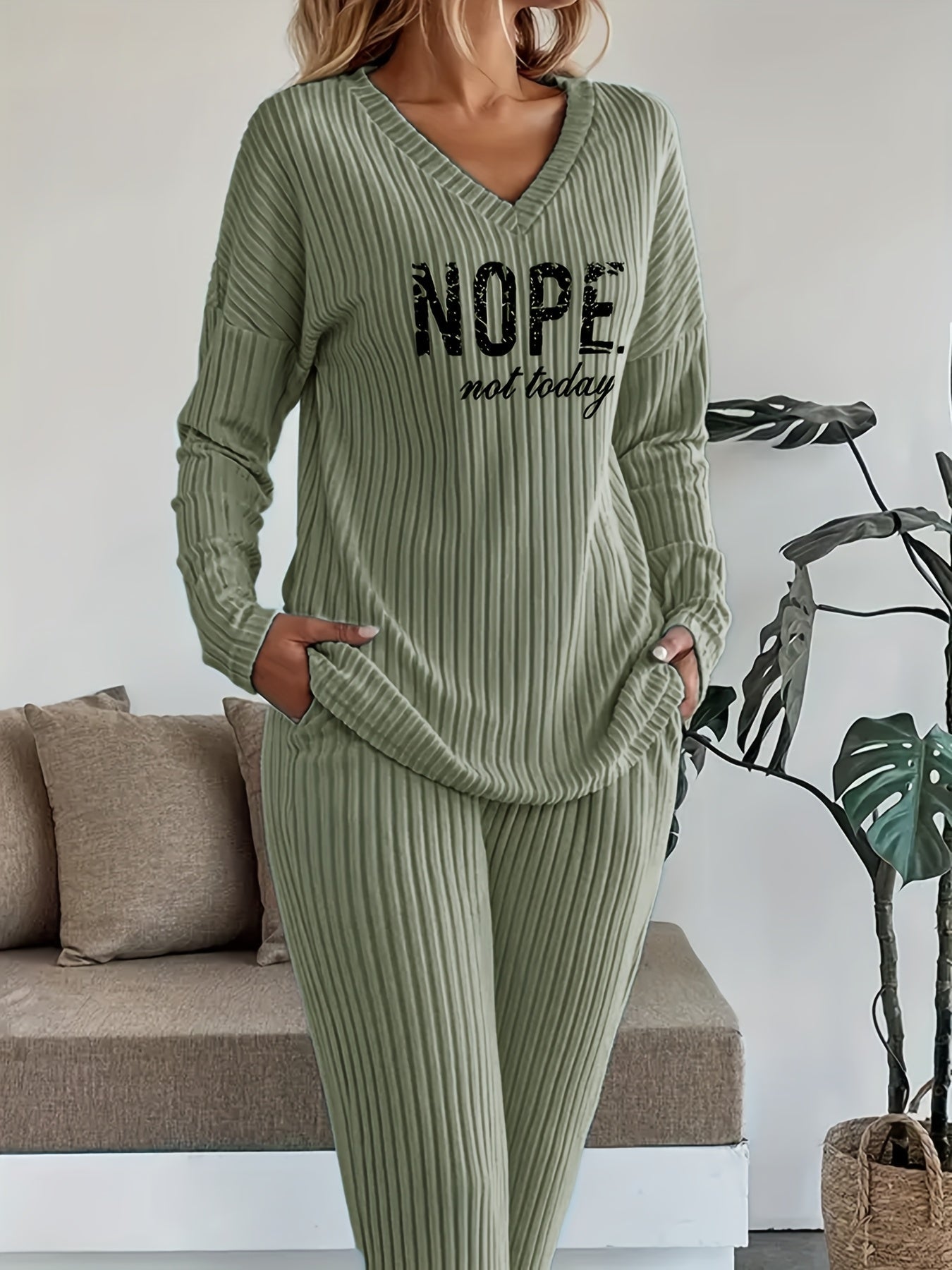 Damen Loungewear Set Gerippt mit V-Ausschnitt & Hose – "NOPE not today" Aufdruck