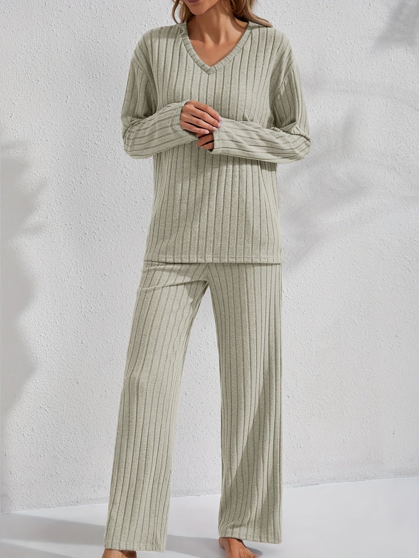 Dame-loungewear-sæt i rib med V-hals, overdel og løse bukser, afslappet, violet