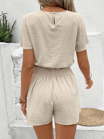 Dame todelt sæt med kortærmet top og højtaljede shorts, afslappet outfit til forår og sommer