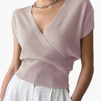 Dames wikkelshirt met V-hals en korte mouw – Modern vrijetijdstopje