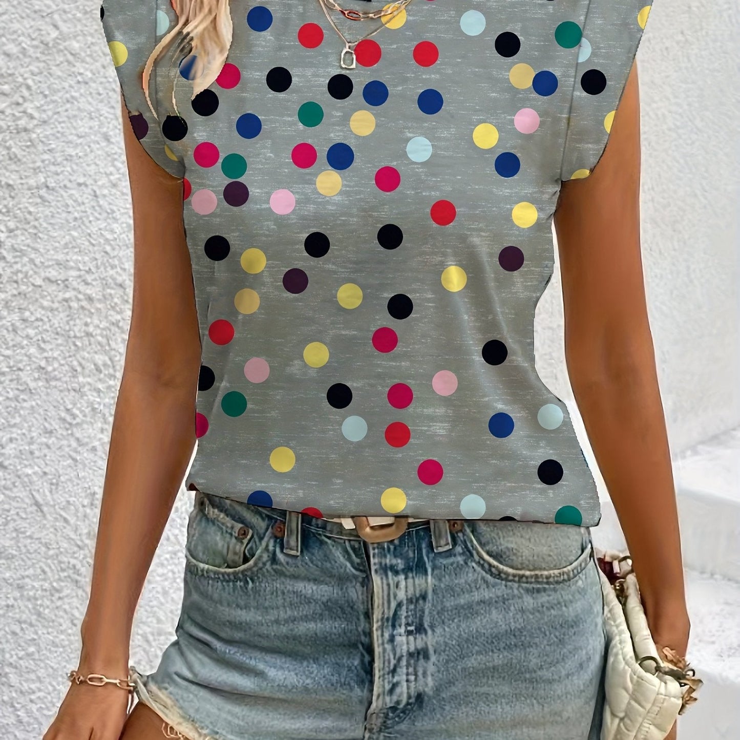 Top sin mangas de lunares para mujer en estilo casual moderno