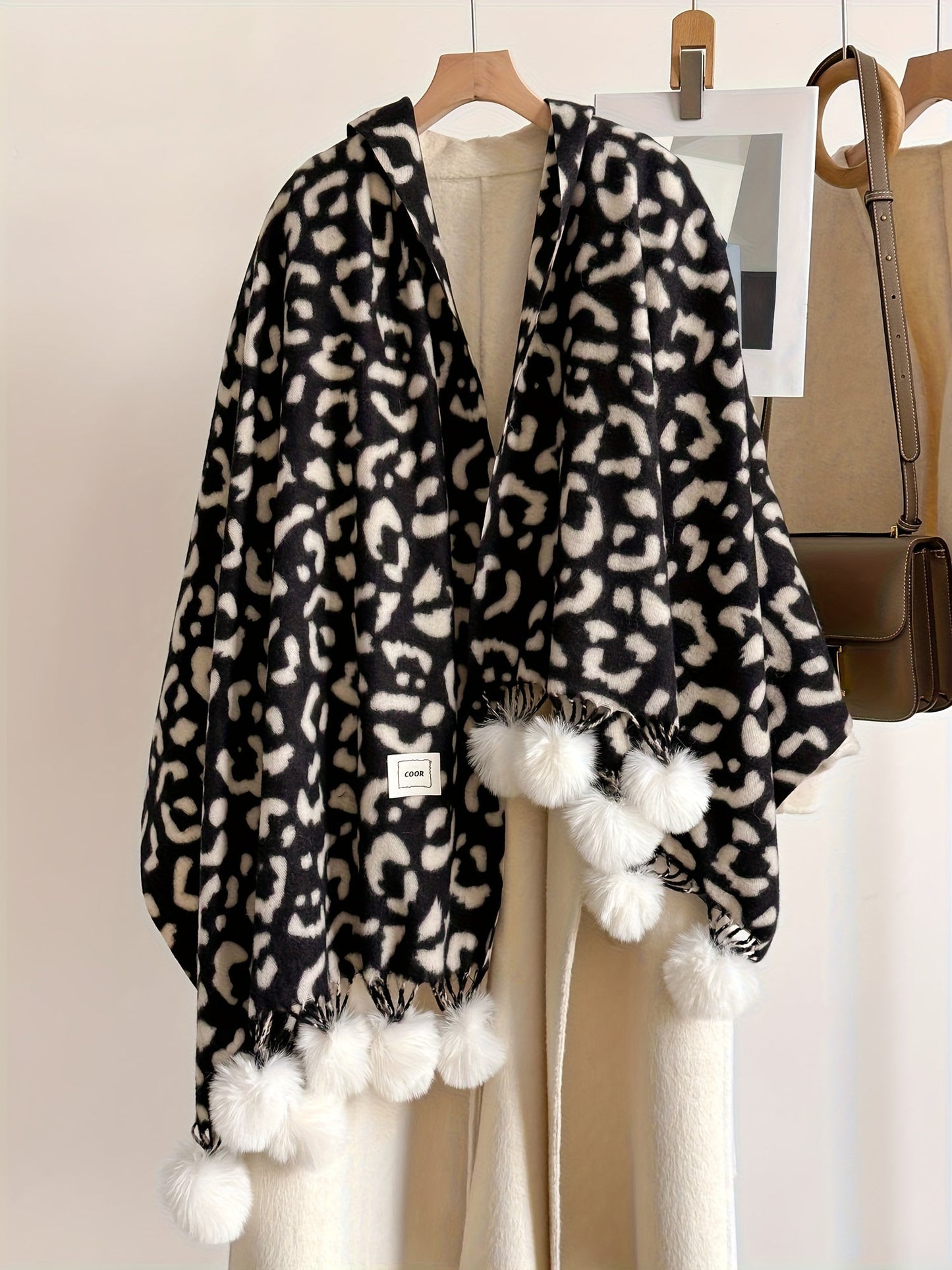 Schal mit Leopardenmuster und Pompons, weiches Material