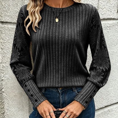 Damegenser i ribbestrikk med lange ermer, blondeinnlegg, blomstermønster og knapper