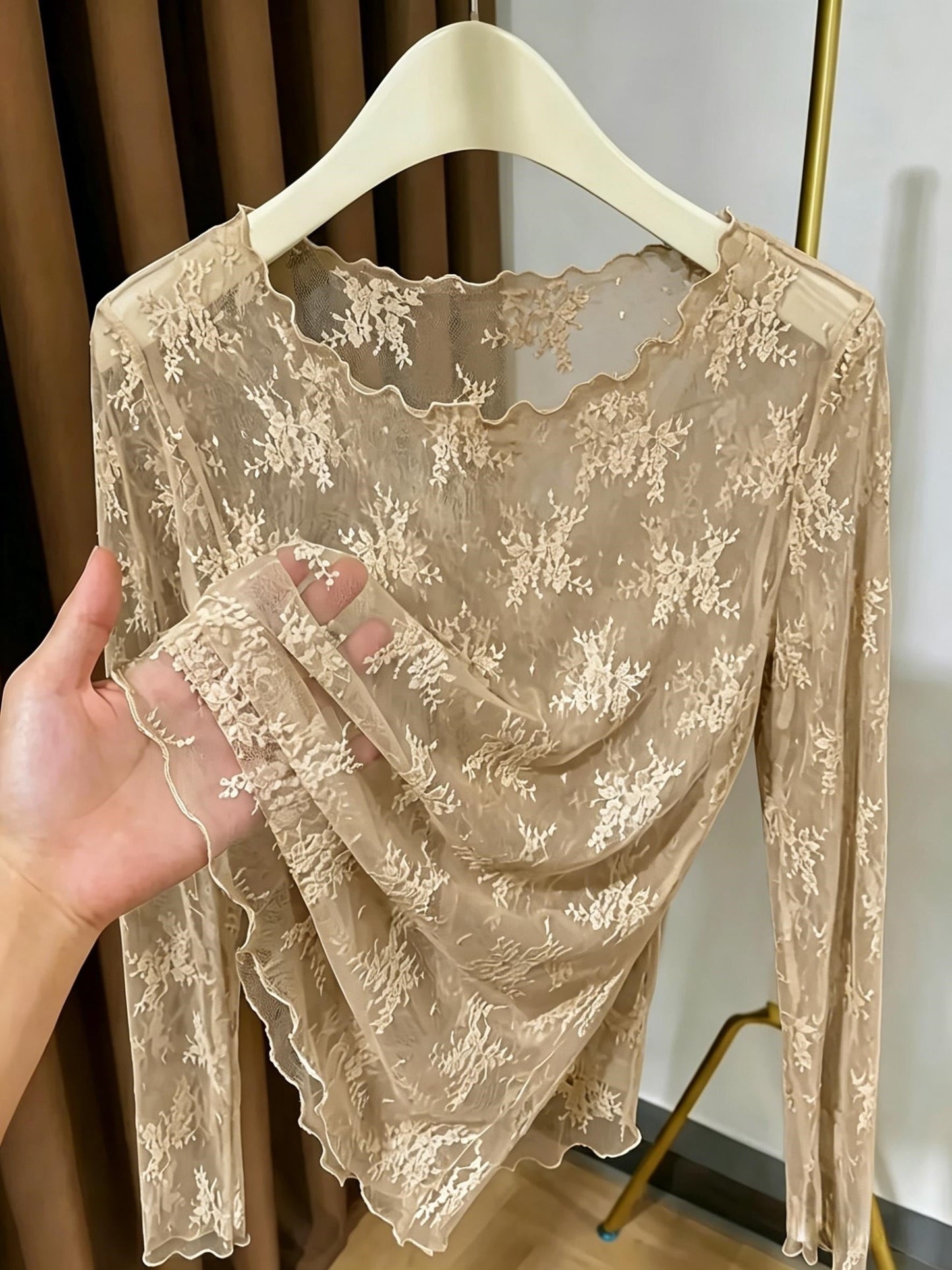 Dame langermet skjorte med blomsterbroderi og transparent design – Elegant overdel for stilfulle antrekk