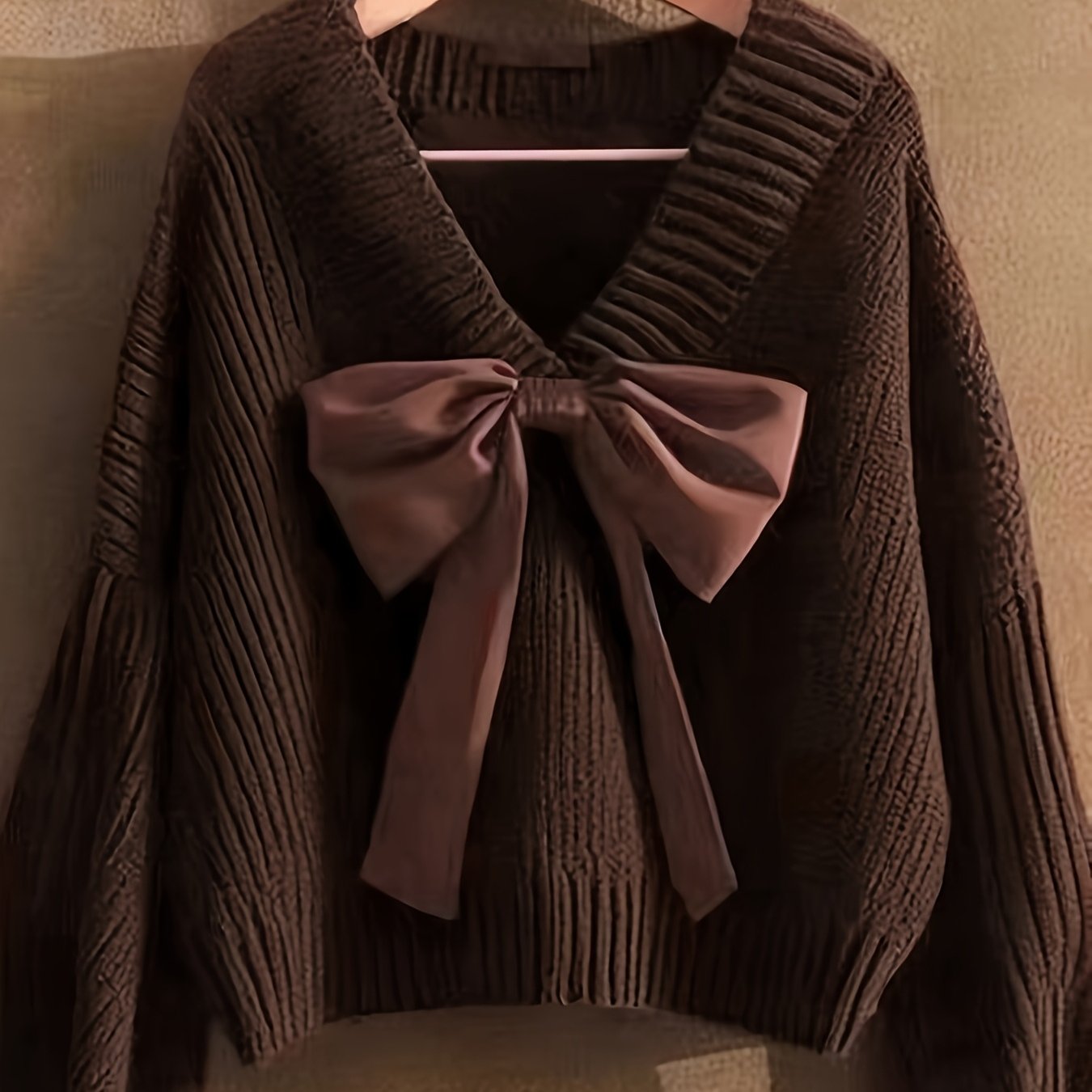 Pullover da donna in maglia grossa con scollo a V e grande fiocco