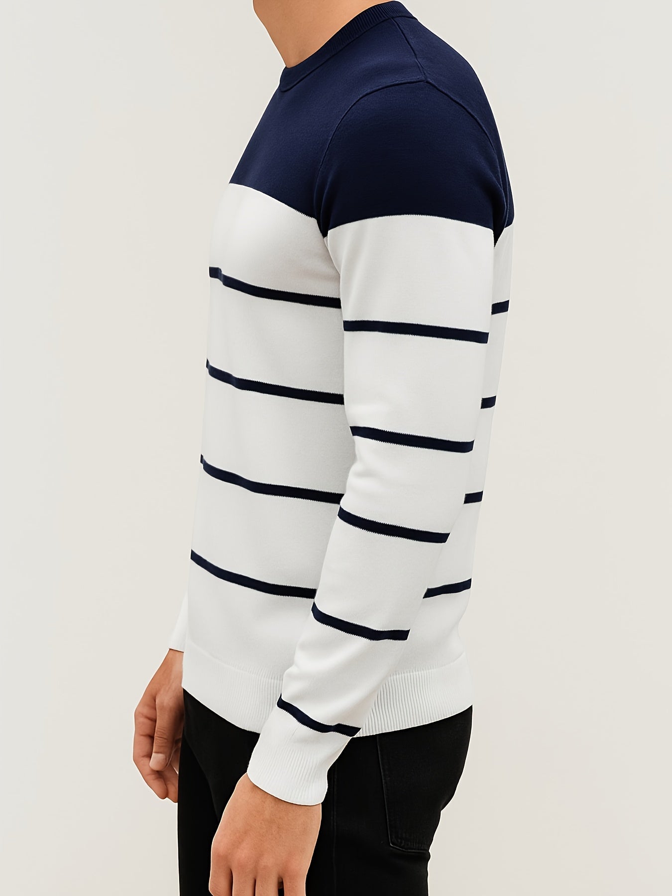 Stribet herrepullover med rund hals og farveblokdesign