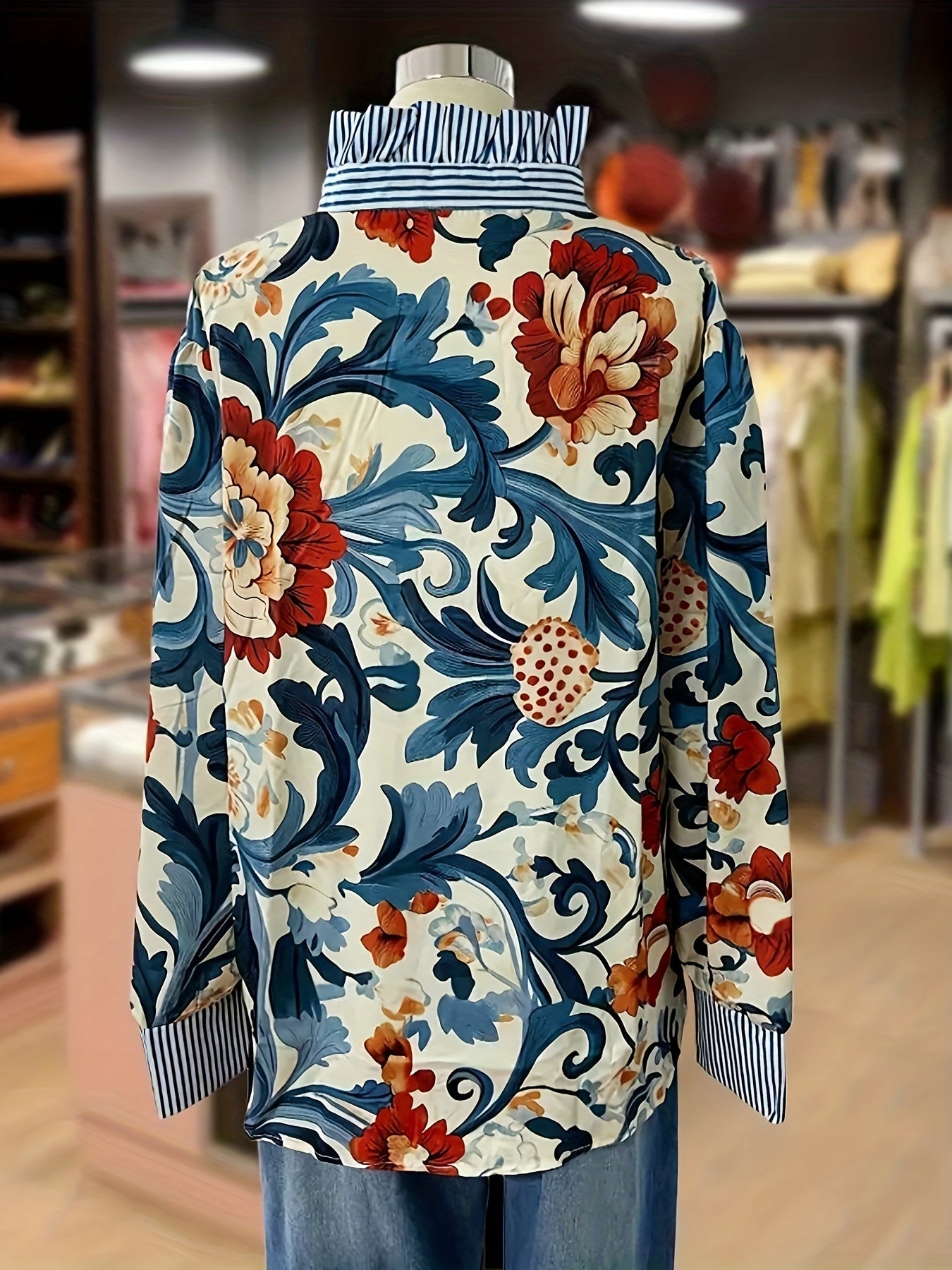 Blusa de mujer con estampado floral, cuello y puños a rayas