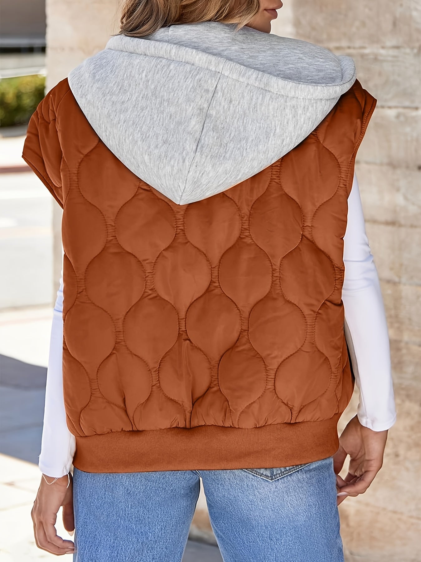 Gewatteerd damesvest met capuchon, roestbruin, mouwloos