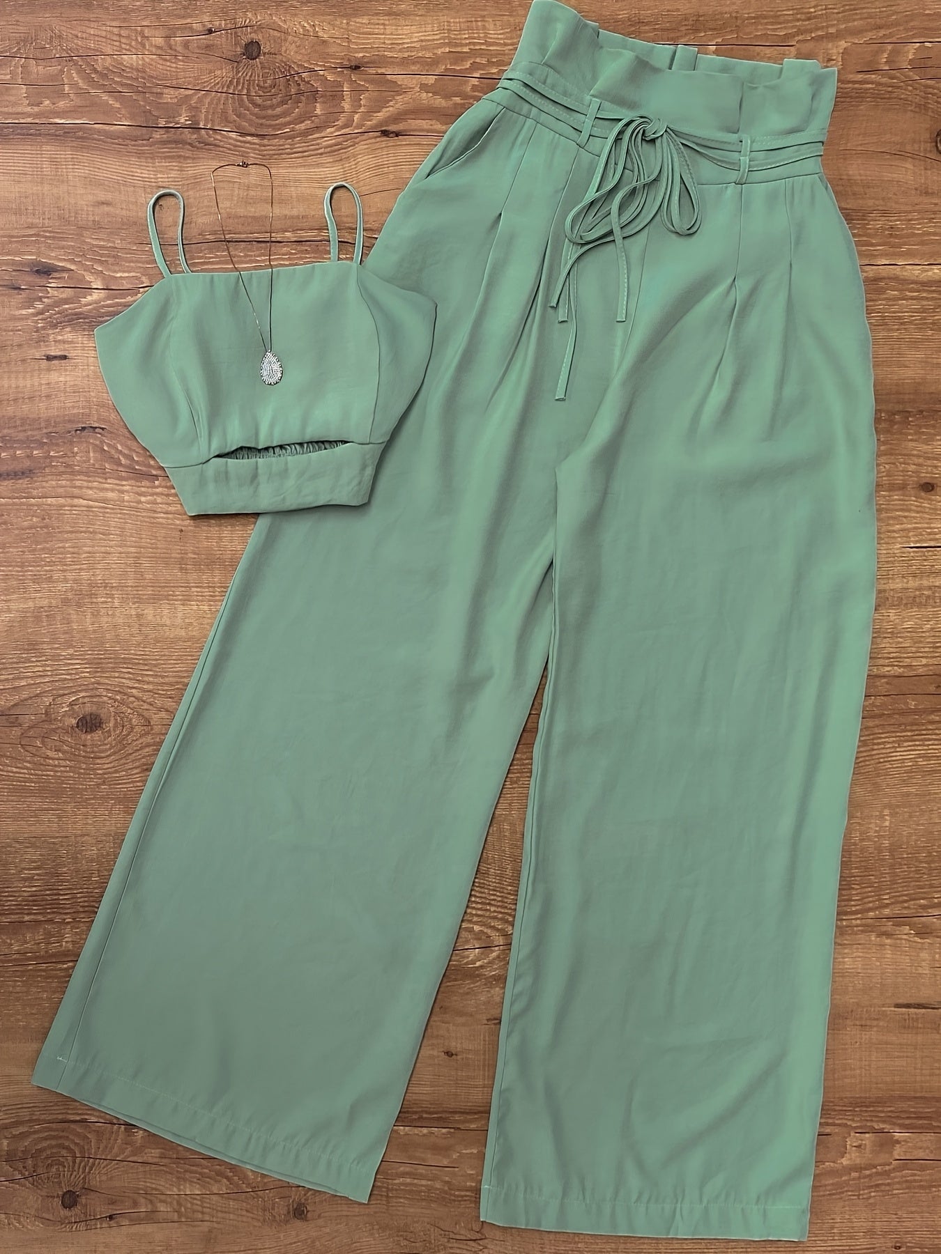 Dame to-delt sett elegant – høytlivsbukse med vide ben og crop top, ideell for vår og sommer