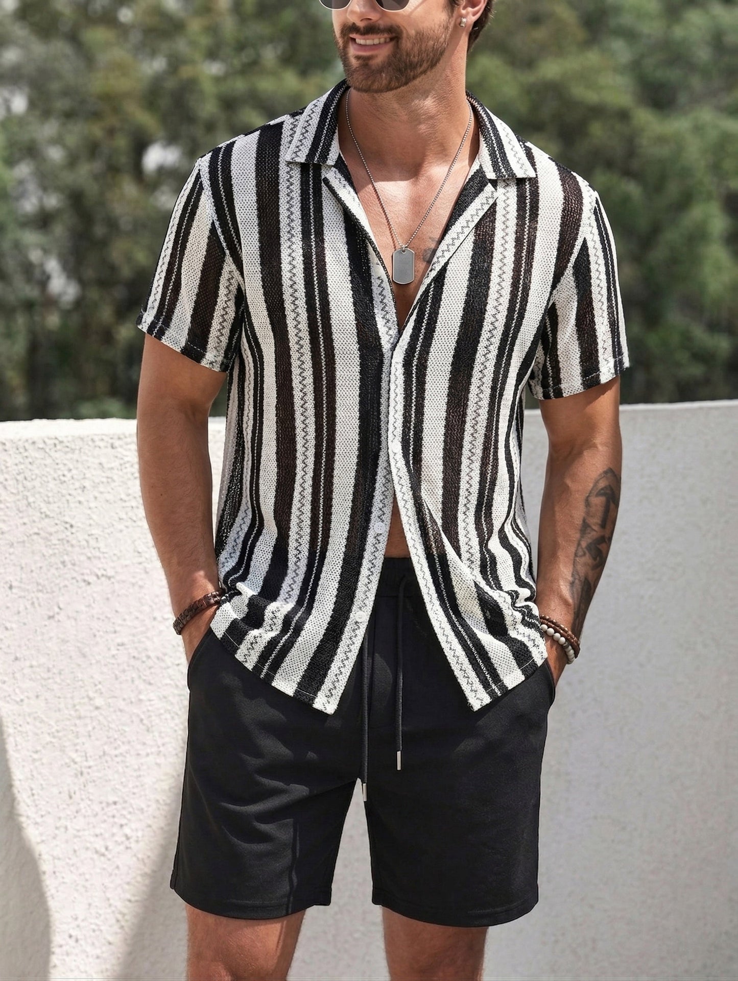 Camisa casual de resort para hombre con patrón de rayas verticales y tejido abierto – Perfecta para vacaciones y verano