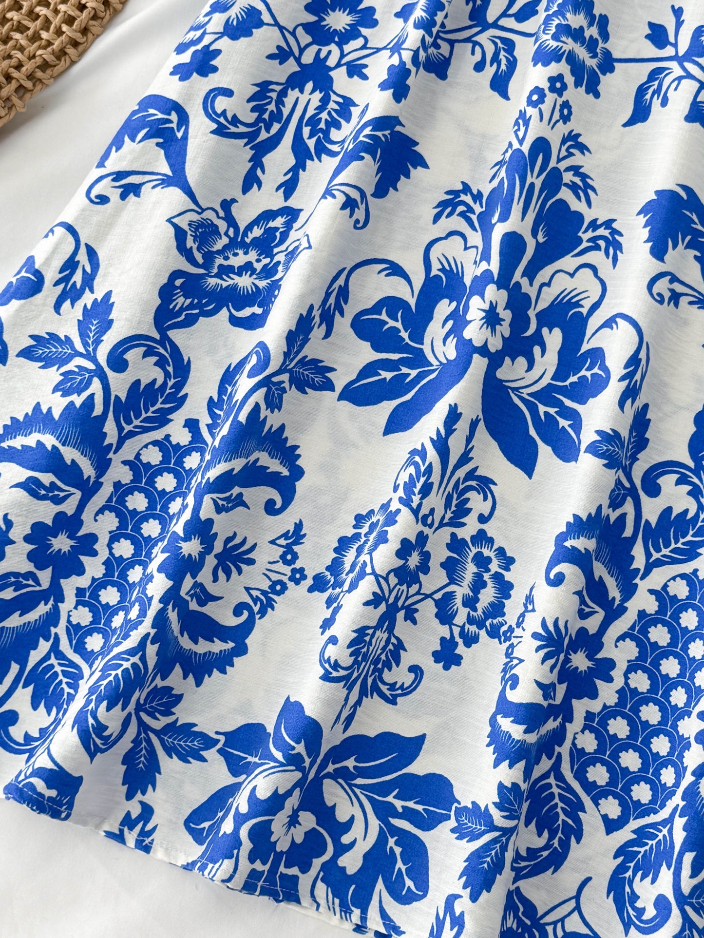 Robe midi d'été pour femme avec motif floral et découpe, tendance et féminine, idéale pour les loisirs et les vacances