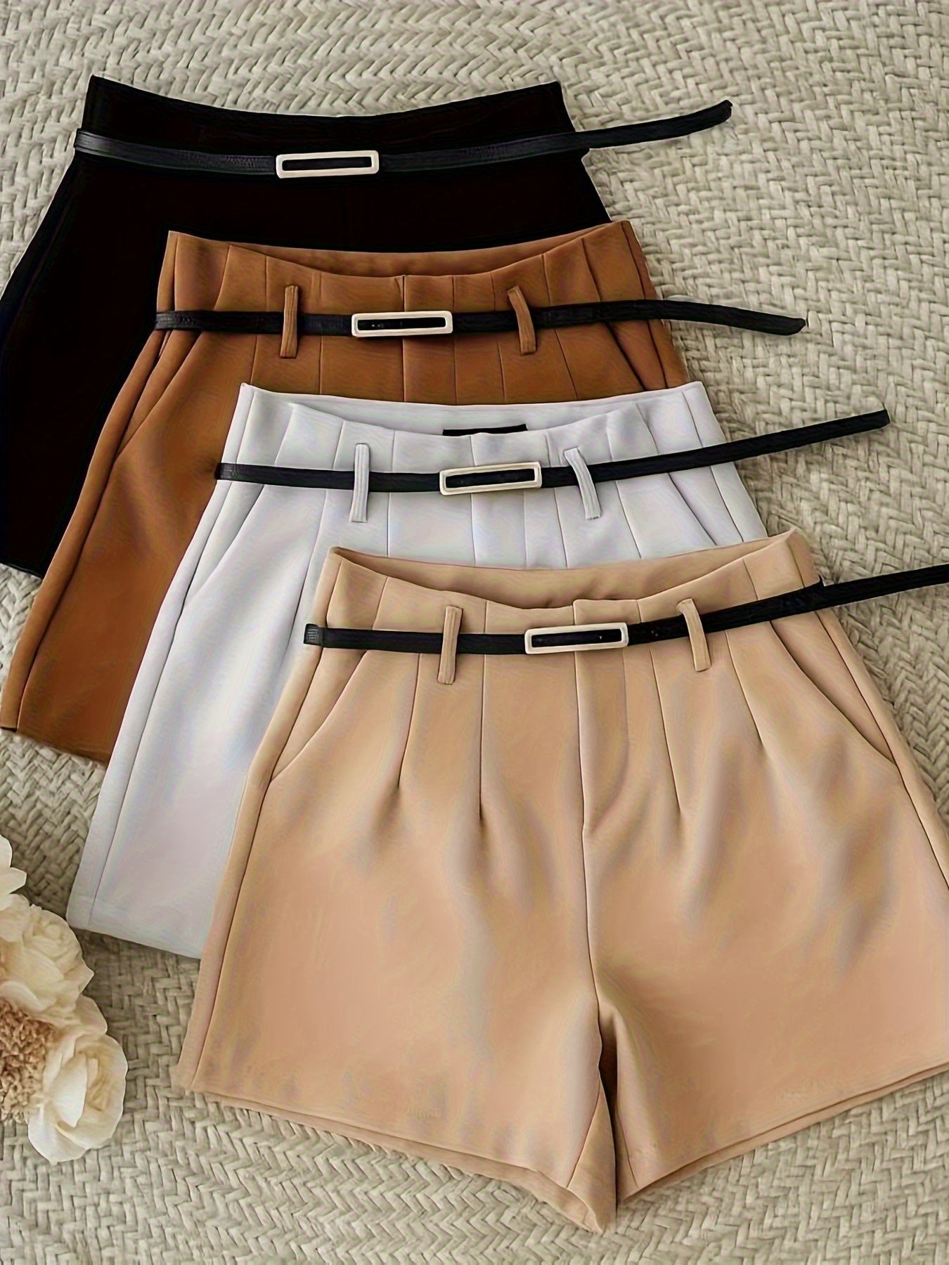 Ensemble femme élégant top court et short avec ceinture – Tenue d'été stylée pour loisirs et quotidien