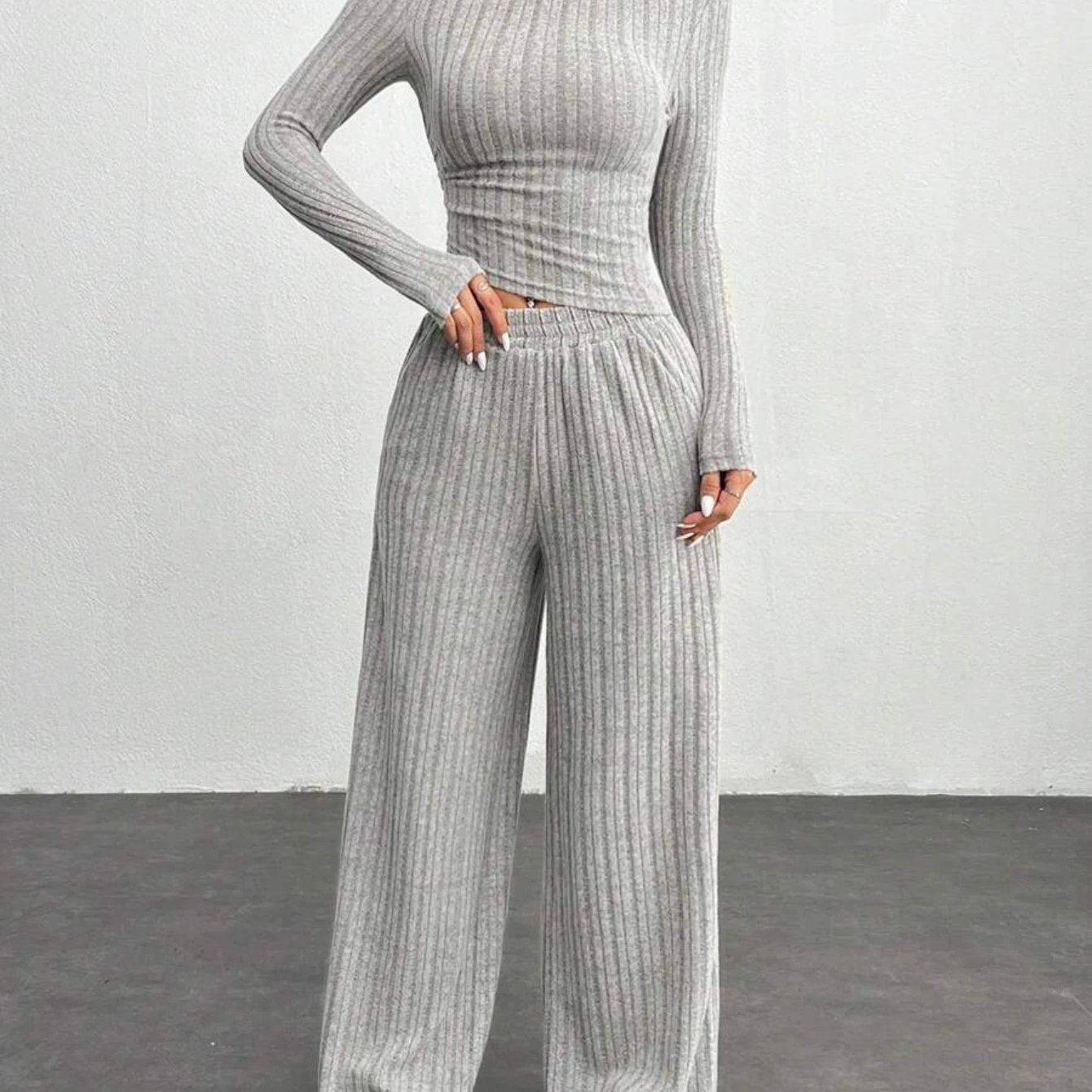Completo loungewear a coste da donna, top corto a maniche lunghe e pantaloni ampi, grigio
