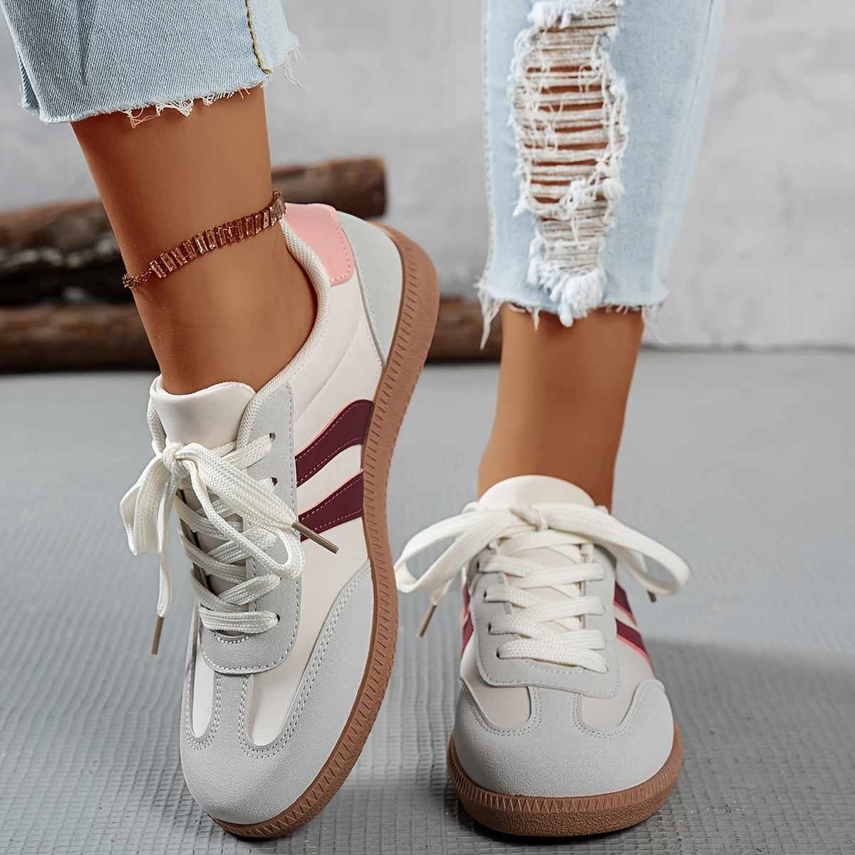 Damsneakers i retrostil med sportig design för vardag och fritid