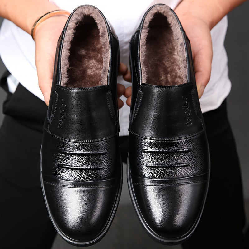 Herren Slipper mit weichem Futter, dunkler Sohle und Ziernähten