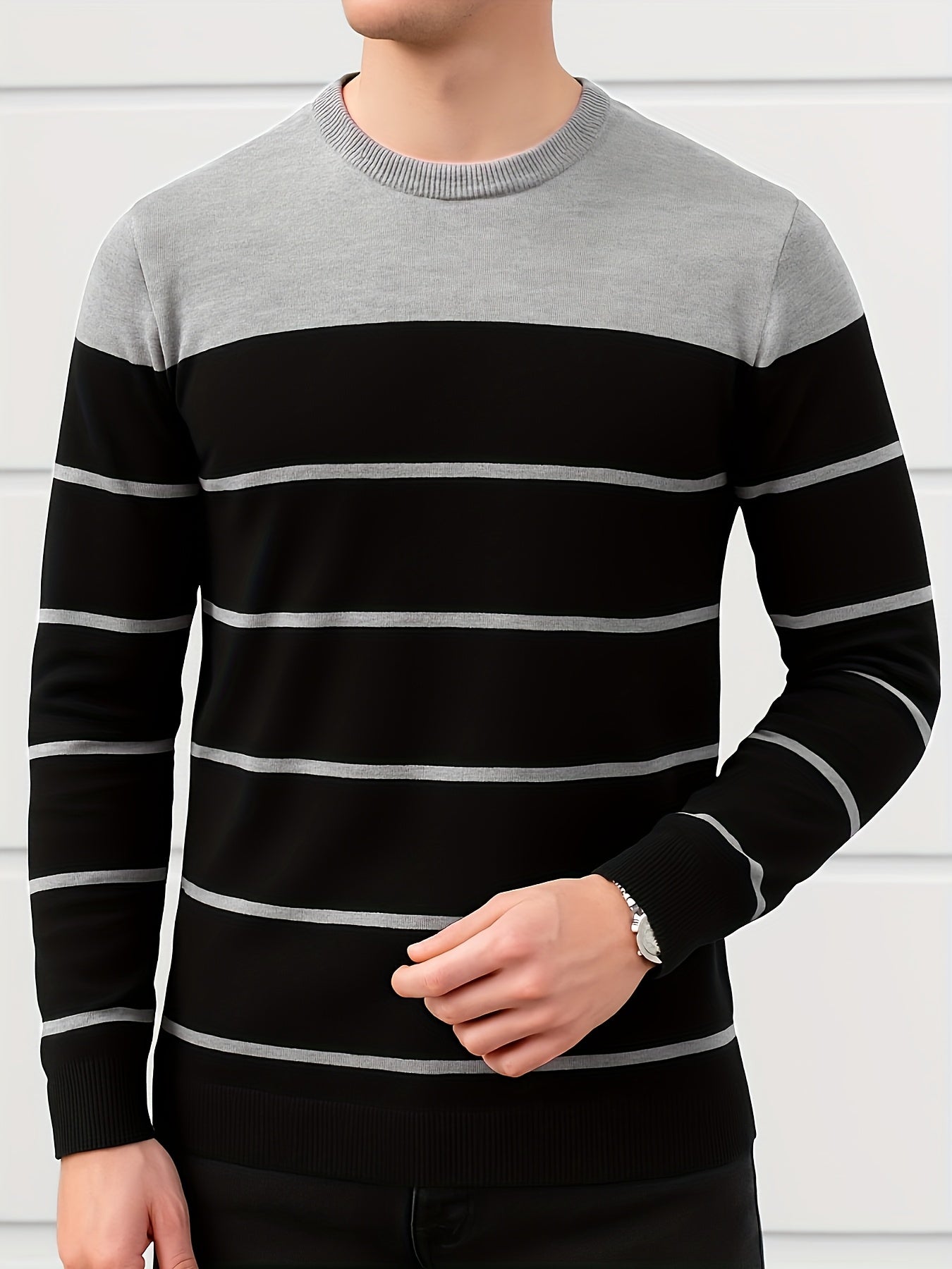 Stribet herrepullover med rund hals og farveblokdesign