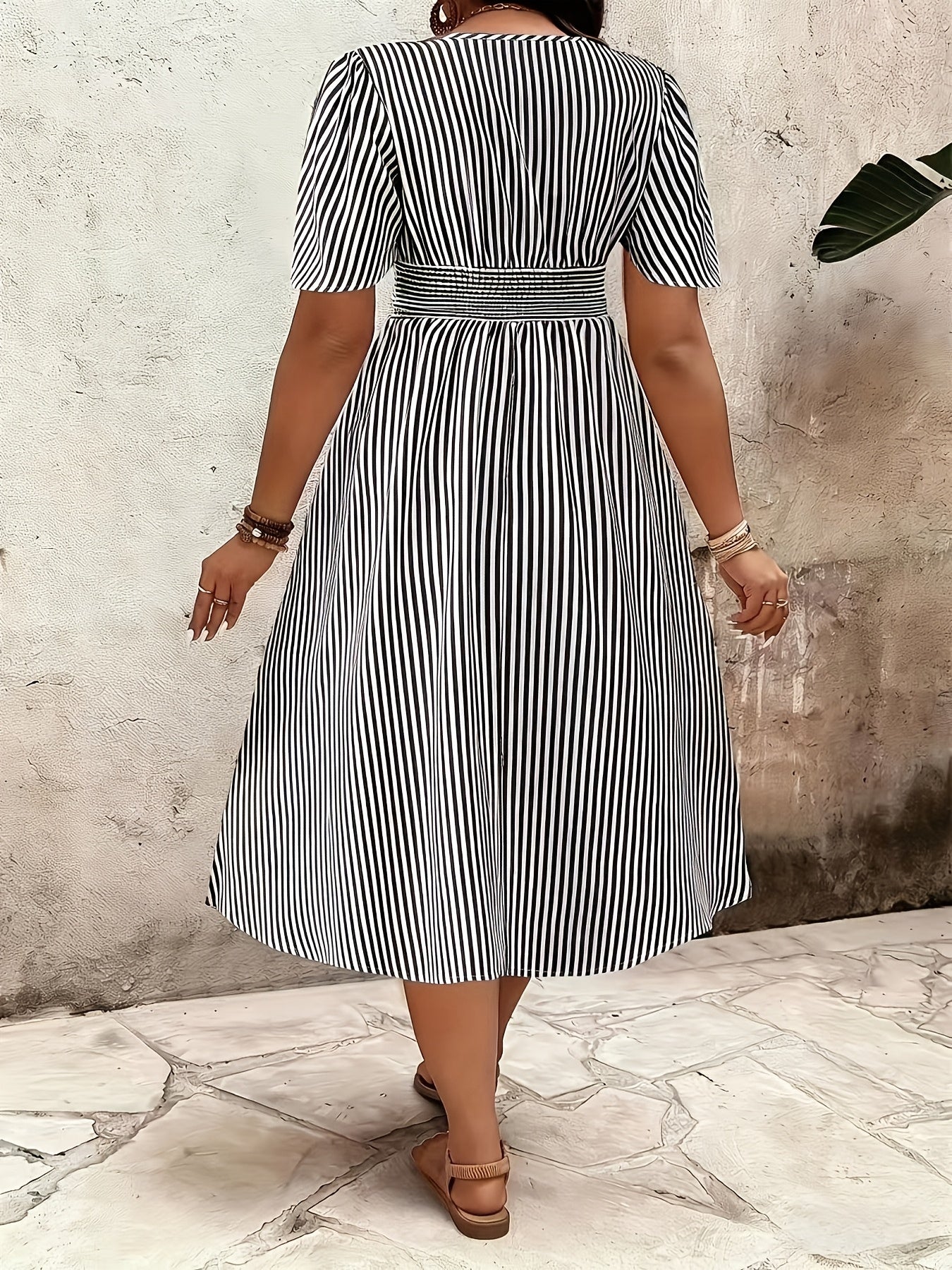Robe midi élégante rayée pour femme avec décolleté en V et taille froncée – Parfaite pour le quotidien et les occasions spéciales