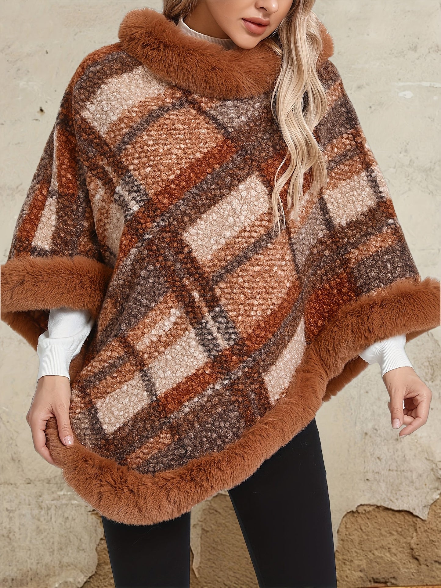 Damen Poncho mit Fellimitatbesatz, kariert, in Brauntönen oder Grau