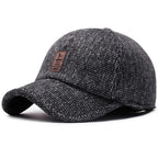 Klassieke wintermuts met oorflappen in snapback-stijl