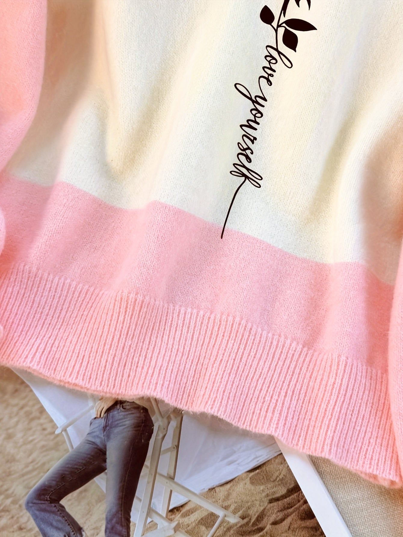 Dame-sweatshirt i creme-rosa, tofarvet med rosenprint og ribmanchetter