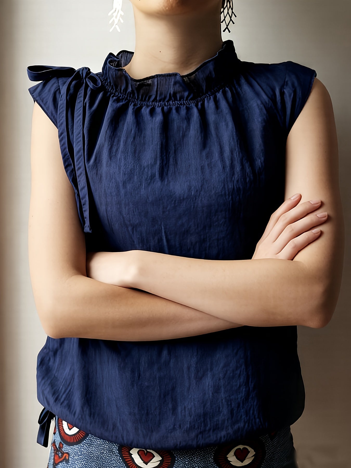 Damen Blusentop mit Rüschenkragen und Schleifendetail – Eleganter Alltags- und Büro-Look