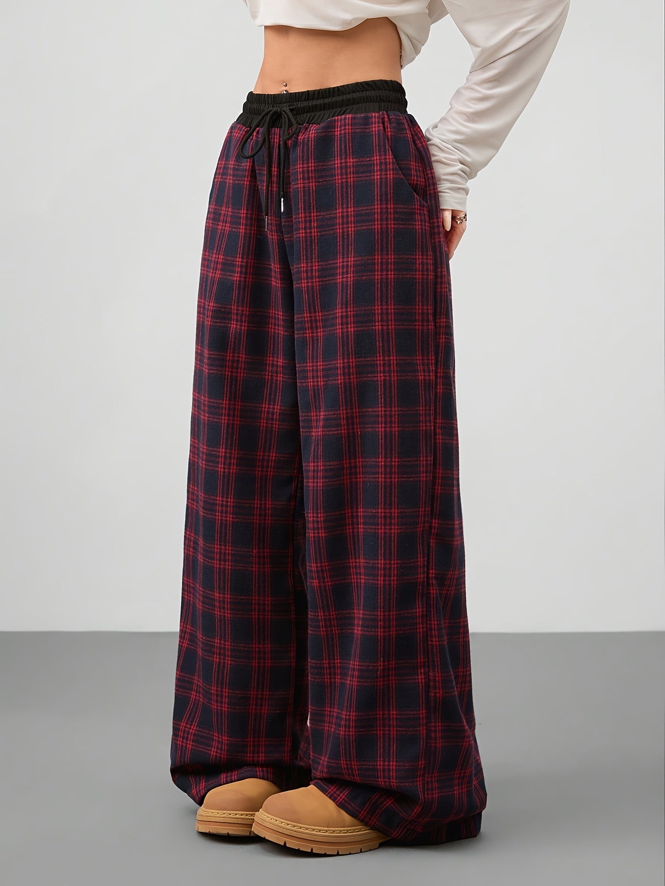 Damskie spodnie z szerokimi nogawkami w kratę z troczkiem – swobodny styl na co dzień i czas wolny