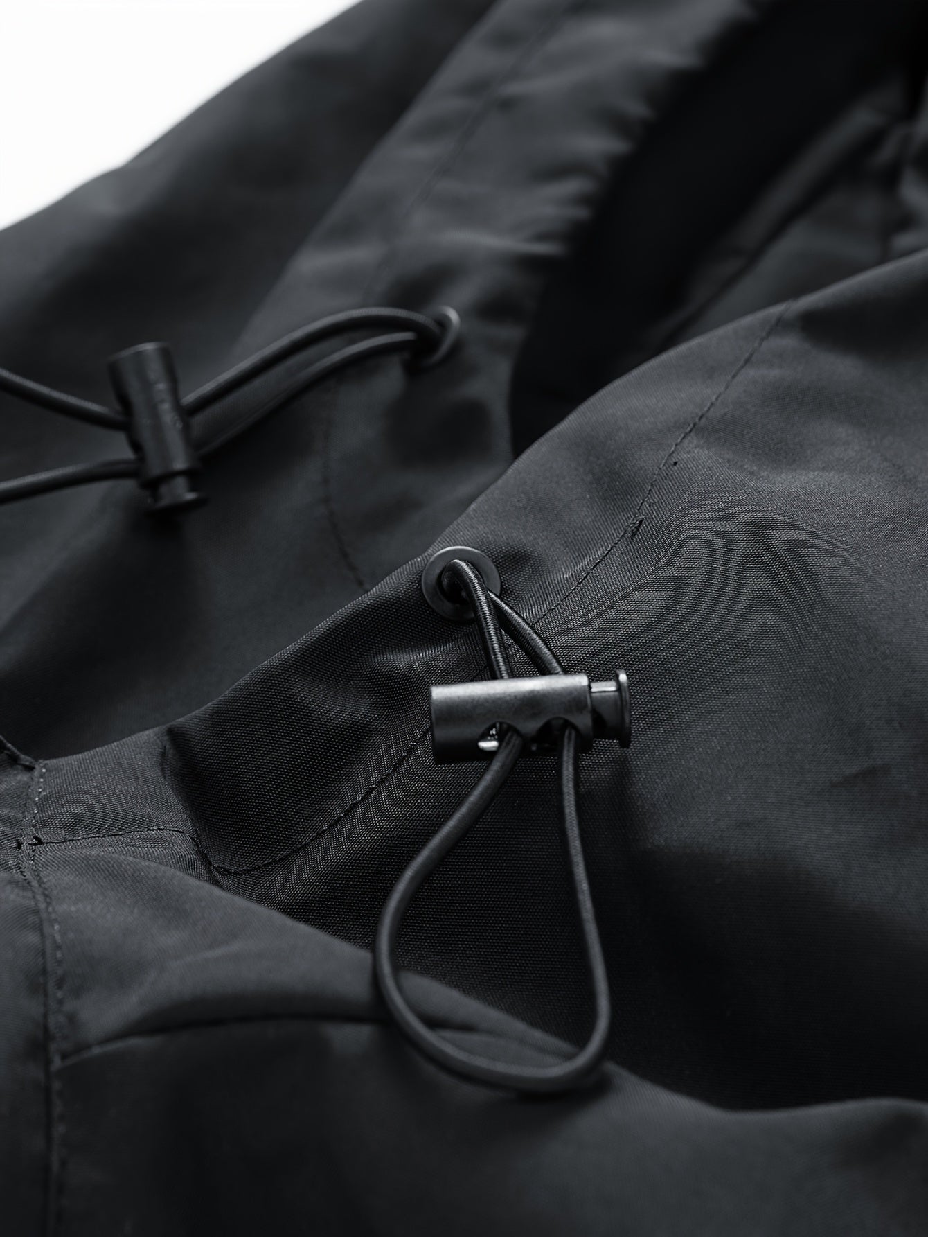 Schwarze Jacke mit Kapuze und rotem Drachen-Stickerei