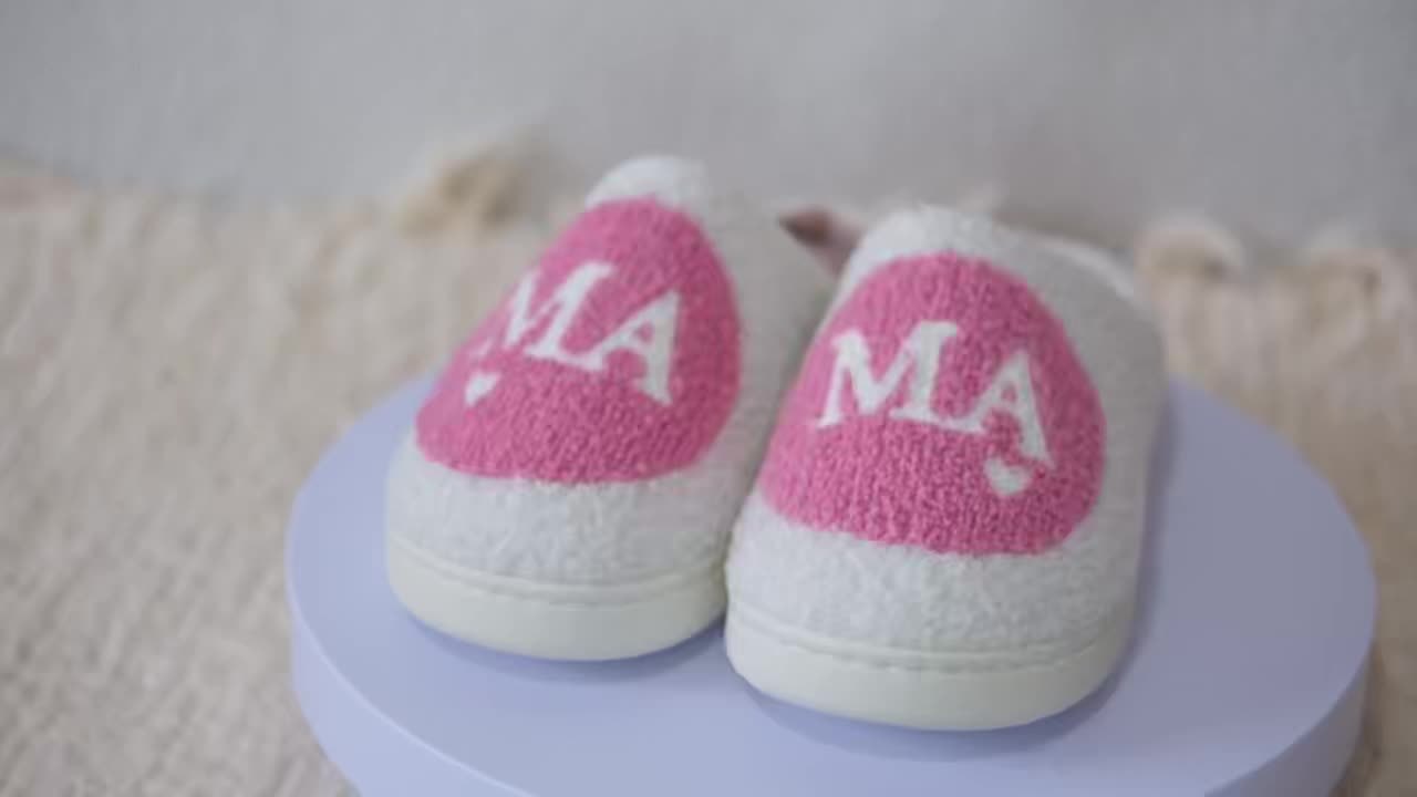 Chaussons femme avec inscription MAMAN – Mules douillettes pour la maison et idée cadeau