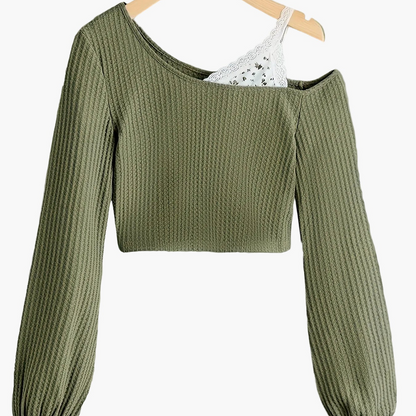 Damski modny sweter na jedno ramię z koronkowym akcentem – modny casualowy look