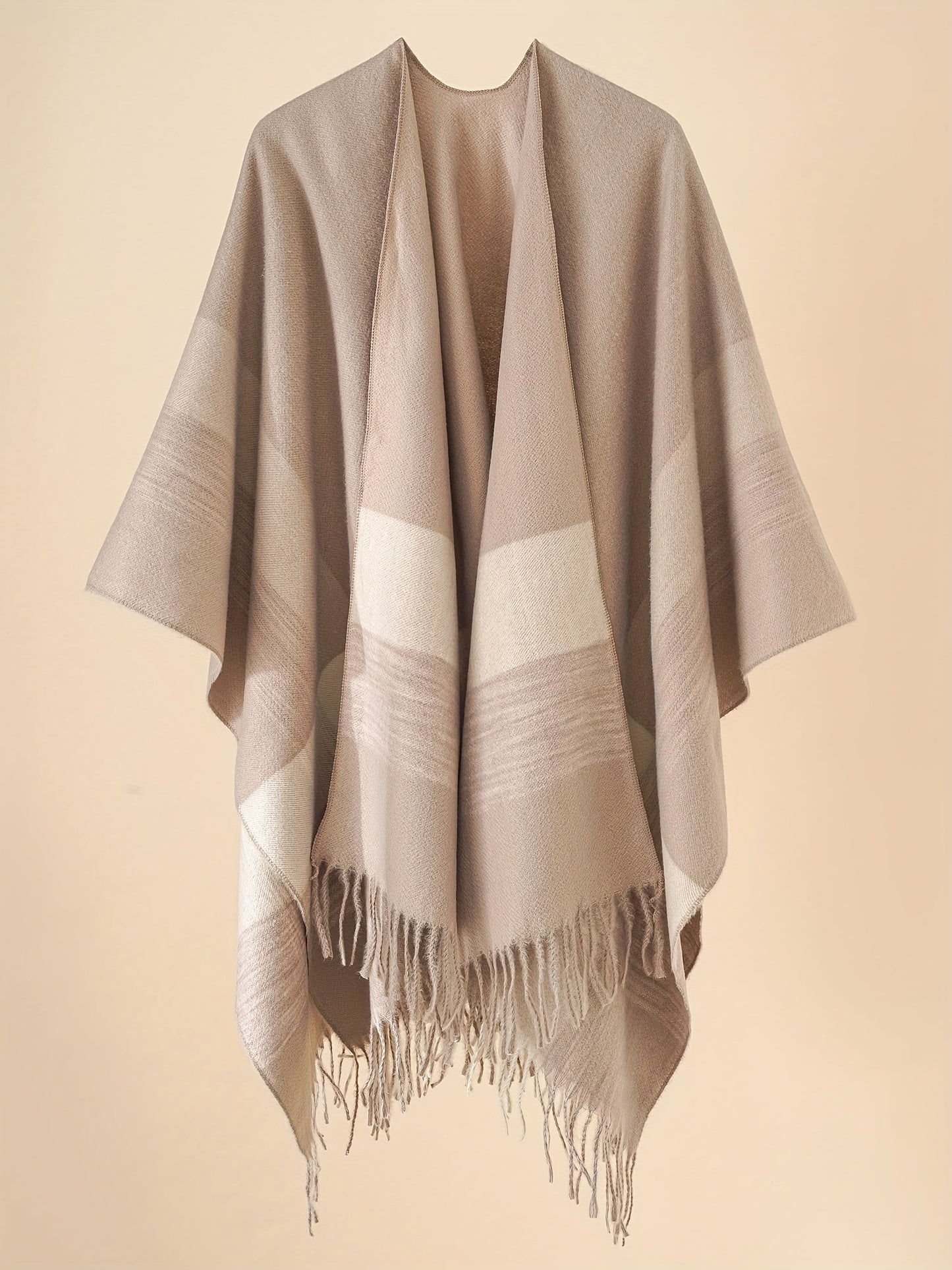 Poncho capa de mujer con flecos y frente abierto