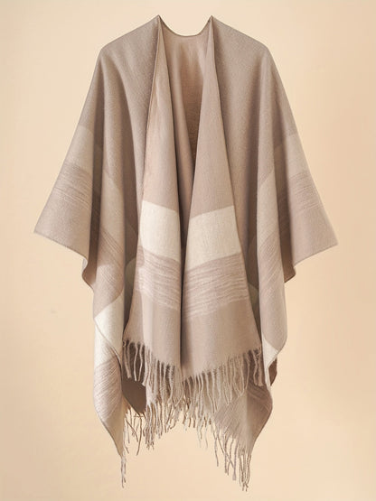 Poncho capa de mujer con flecos y frente abierto
