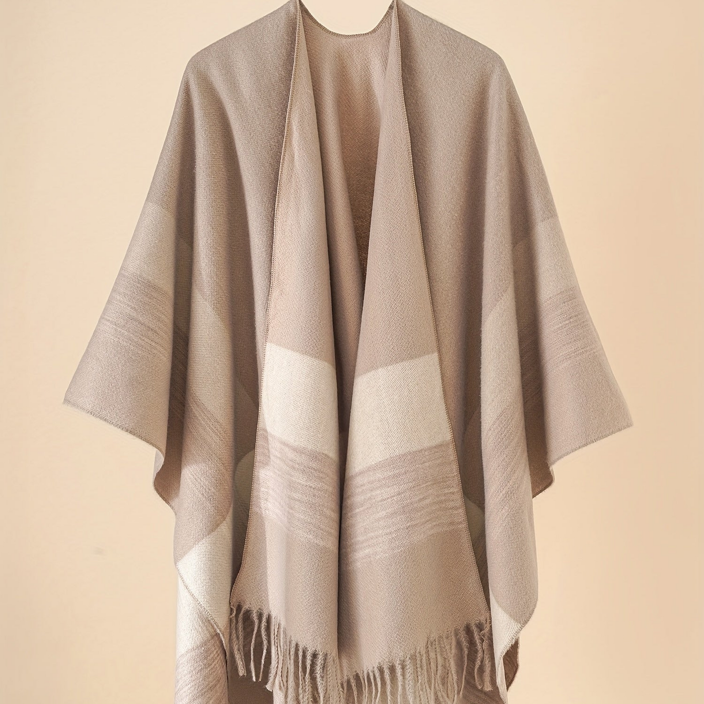 Poncho capa de mujer con flecos y frente abierto