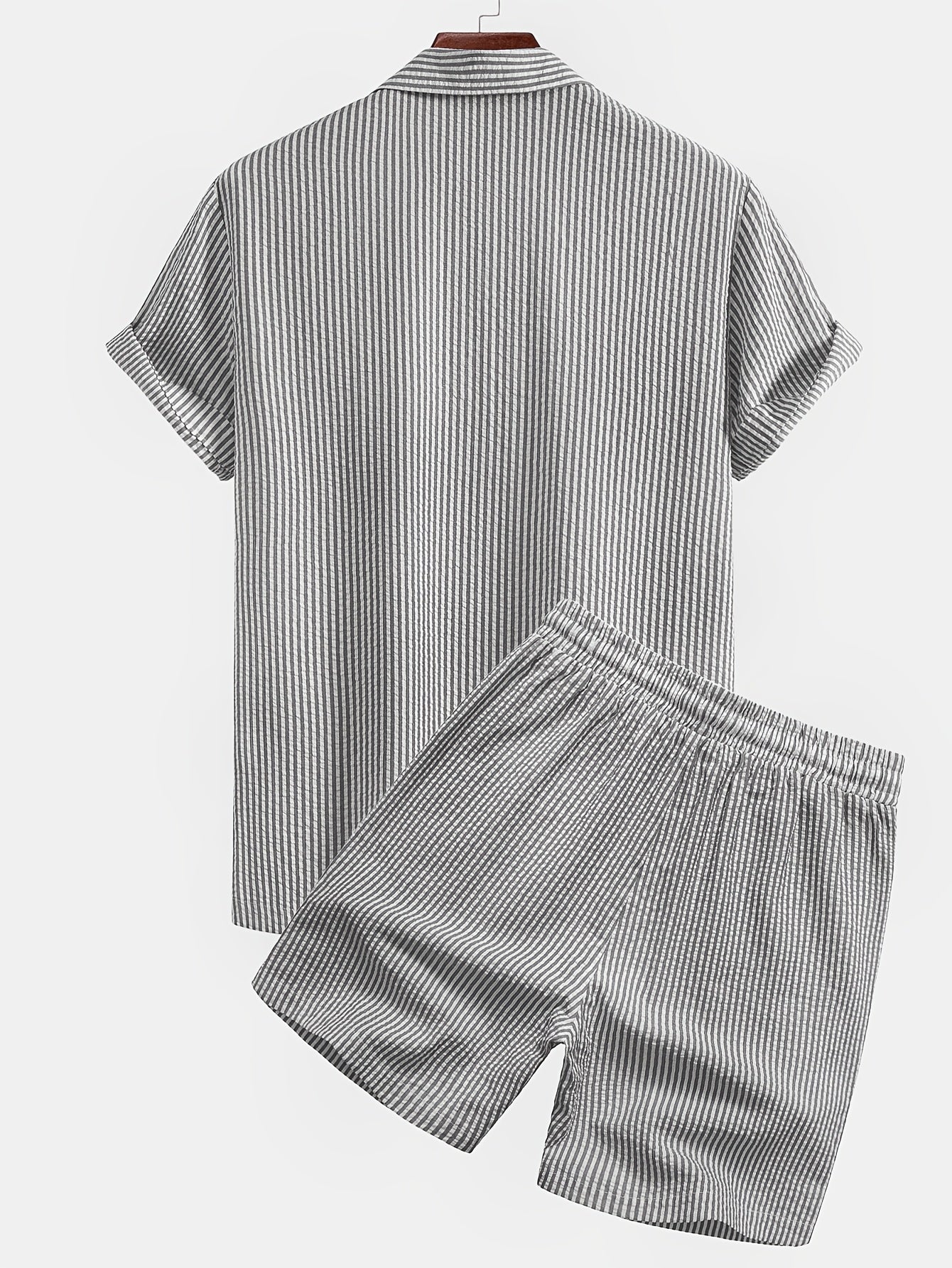 Conjunto para hombre de dos piezas – Atuendo de verano a rayas con camisa de manga corta y pantalones cortos – Estilo vacacional casual y elegante