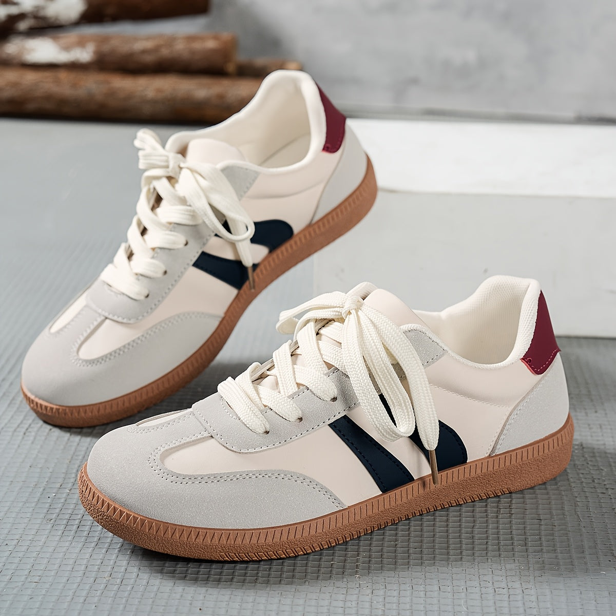 Damsneakers i retrostil med sportig design för vardag och fritid