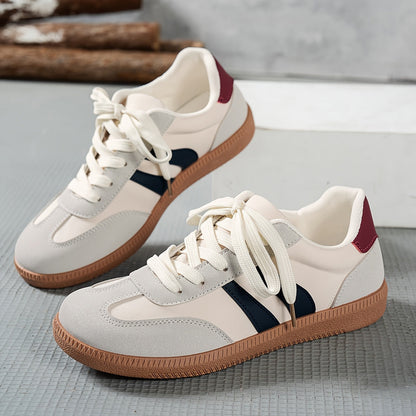 Damsneakers i retrostil med sportig design för vardag och fritid