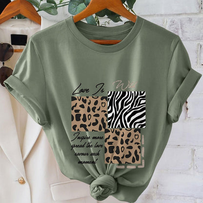 Dame T-shirt med dyreprint og inspirerende citat – moderigtigt fritidsskjorte med leopard- og zebramønster