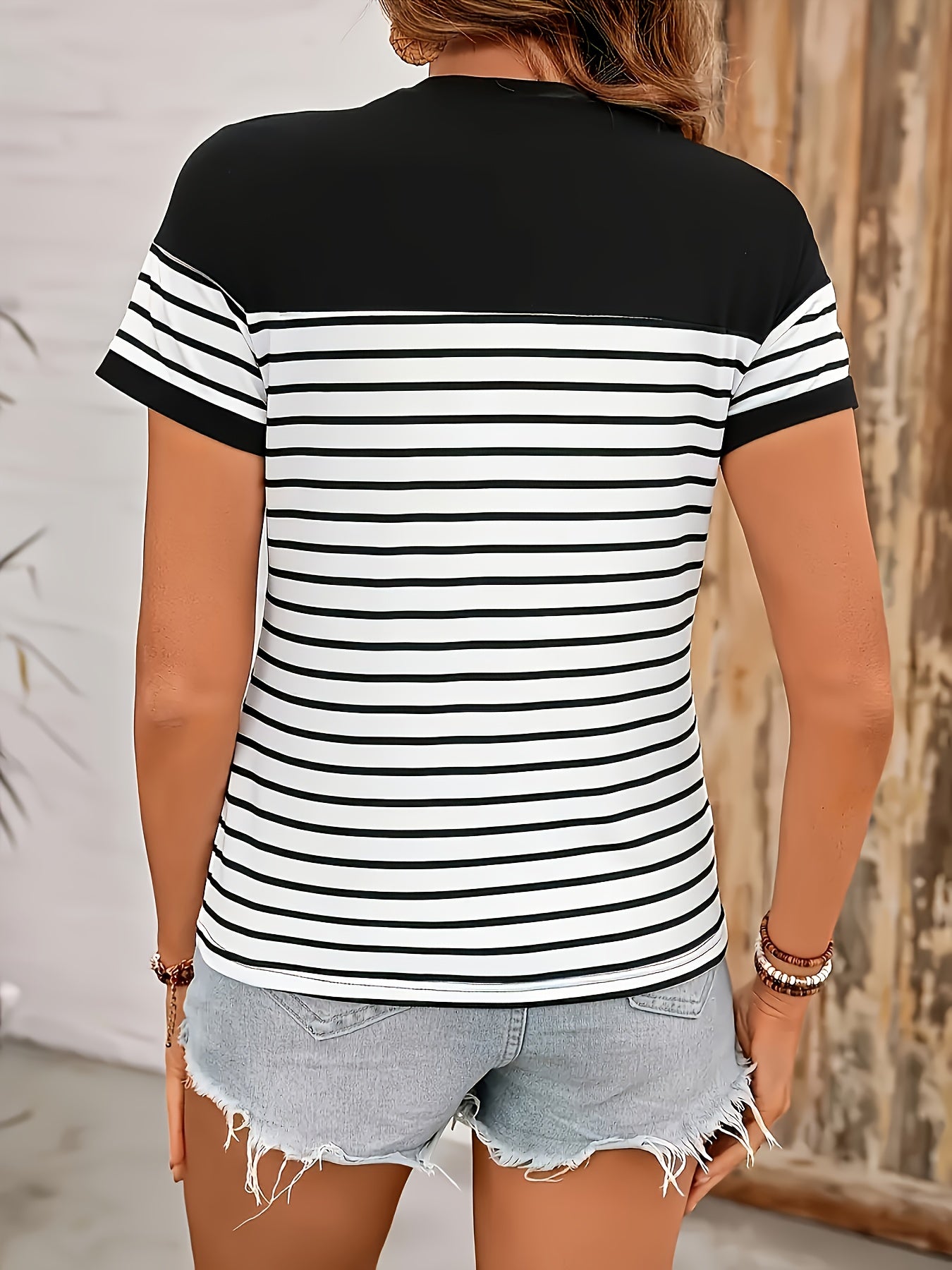 Dame kortermet T-skjorte med striper i moderne casual-stil – Perfekt for fritid og hverdag