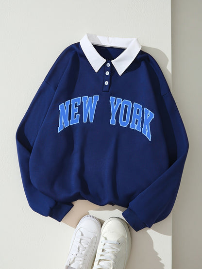 Mørkeblå pullover med New York-tekst, krave og knapper