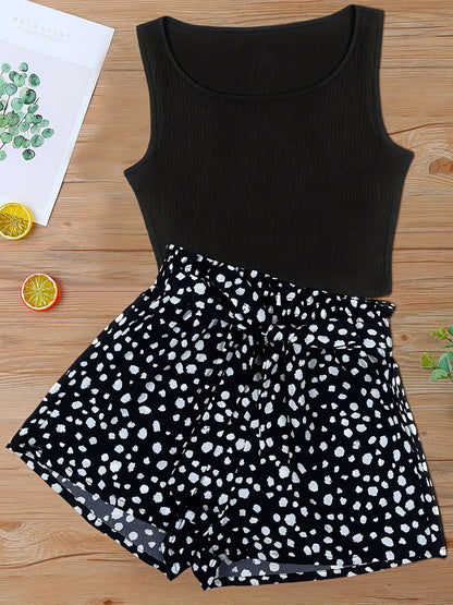 Dame elegant sommersett med ermeløs topp og prikkete shorts – moteriktig fritidslook