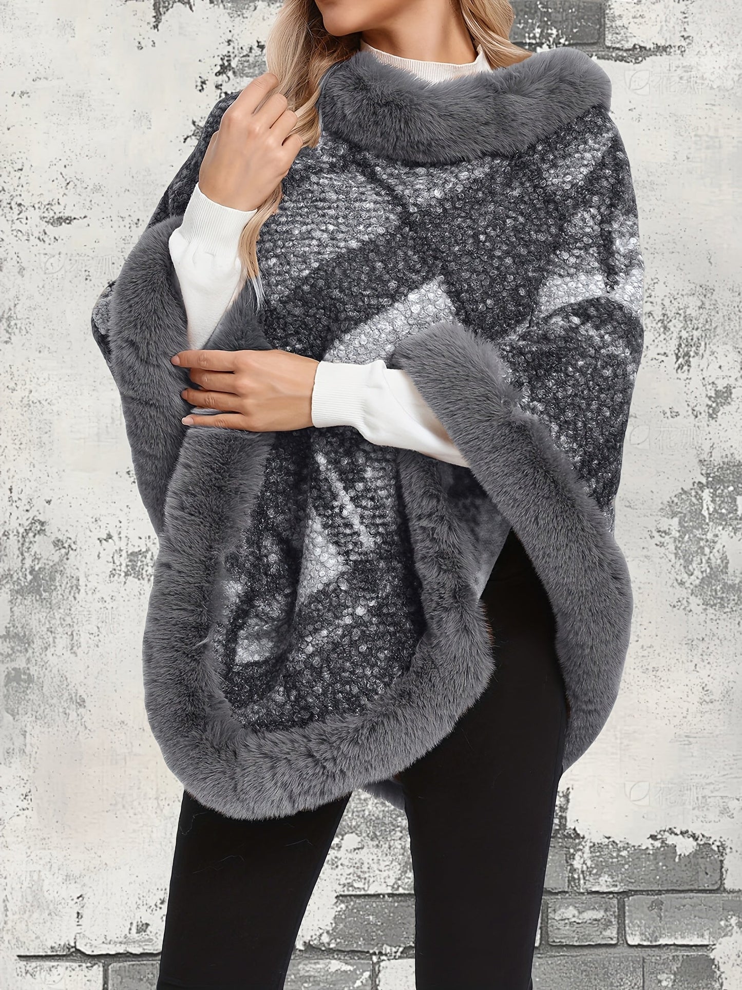 Damen Poncho mit Fellimitatbesatz, kariert, in Brauntönen oder Grau