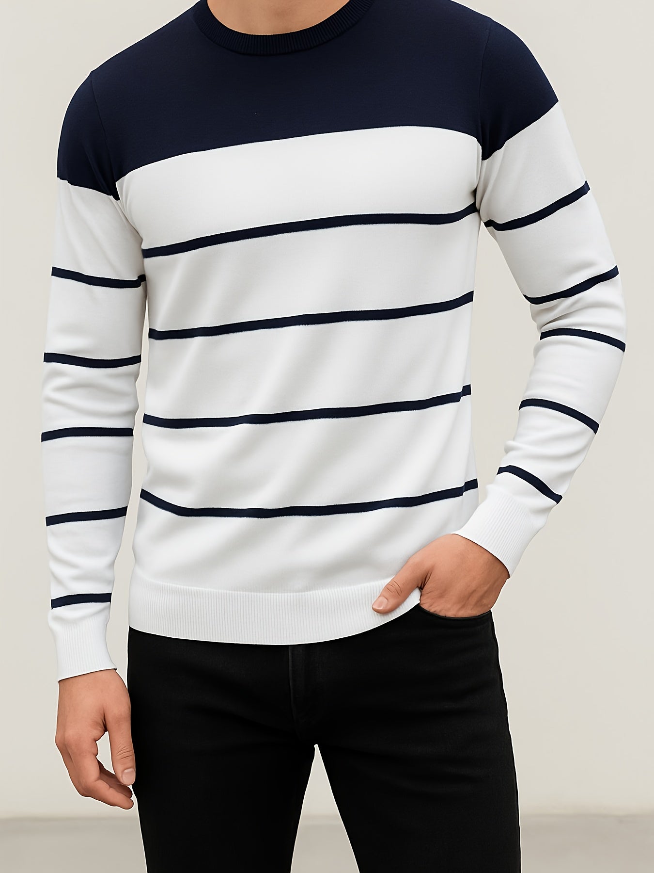 Stribet herrepullover med rund hals og farveblokdesign